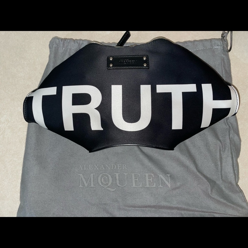 Alexander McQueen Women's Black 'de Manta' Truth Clutch